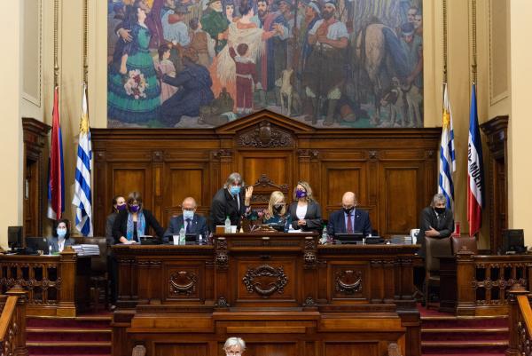 Parlamento presidido por Argimón