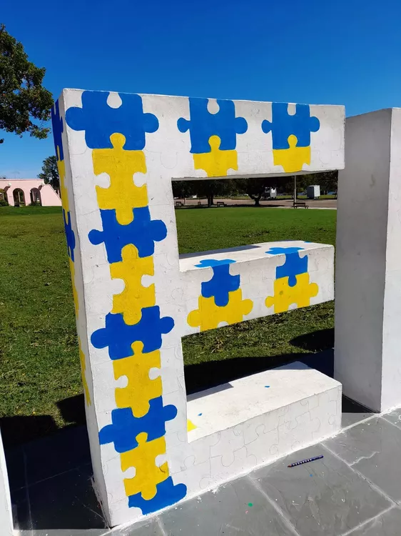 intervienen letras corpóreas por Día del Autismo 1