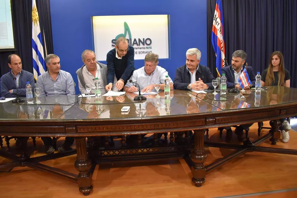FIRMA CONTRATO POR OBRAS DEL CENTRO DEPORTIVO MERCEDES - 1