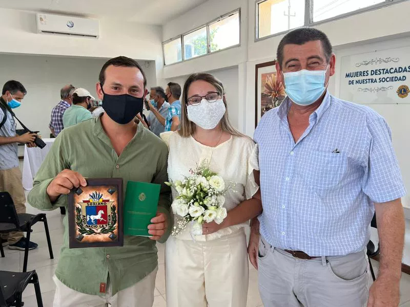 Intendente interino Daniel Gastán en el primer casamiento celebrado en Cardona