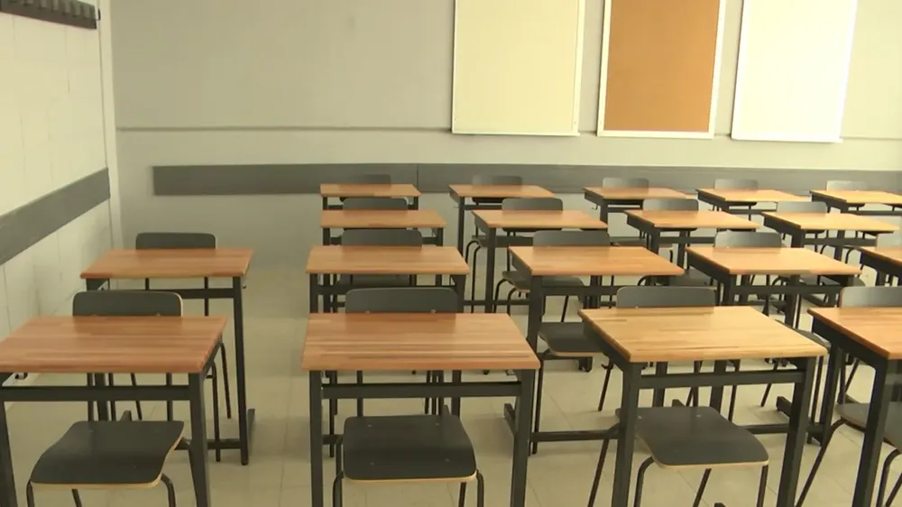 liceo 4- aulas y bancas