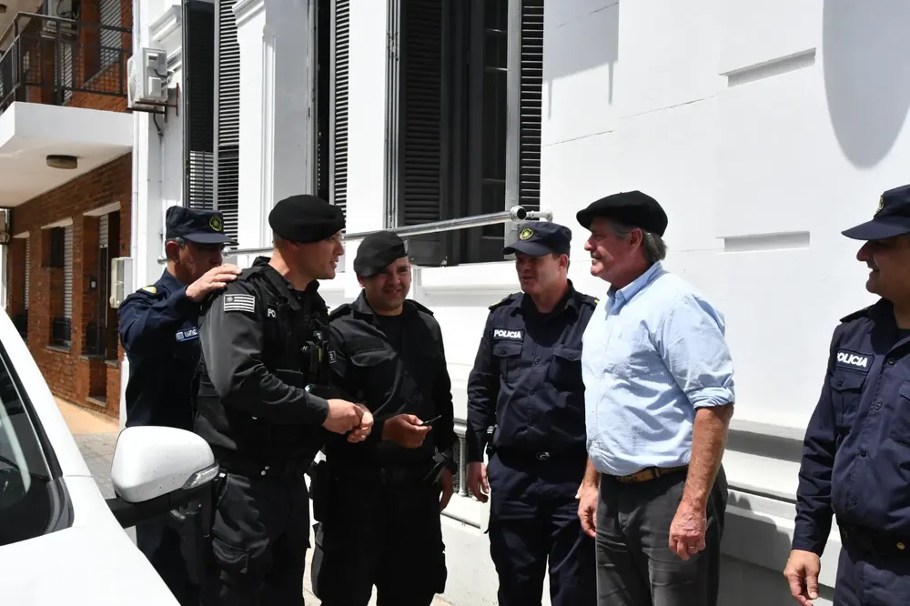 intendente Besozzi entrego camionetas a jefatura