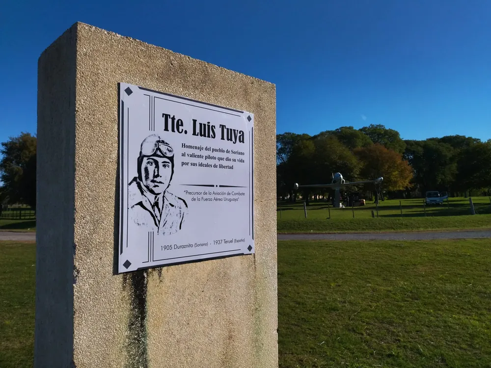 monolito homenaje a Luis Tuya