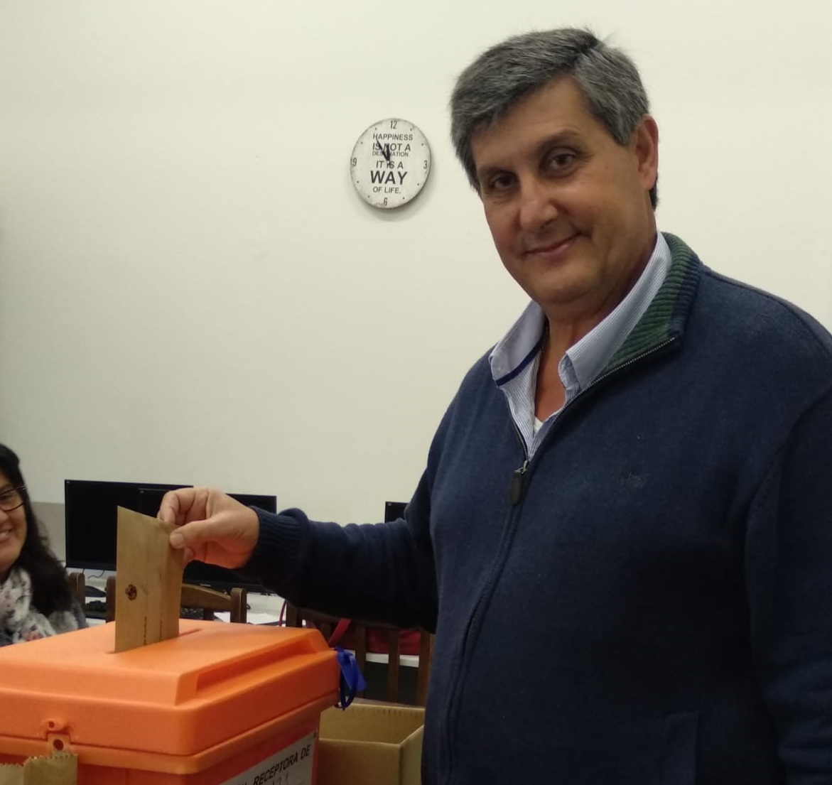 Carlos Aunchayna votando