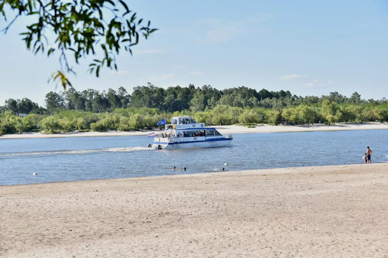 catamarán Soriano I por el río Negro
