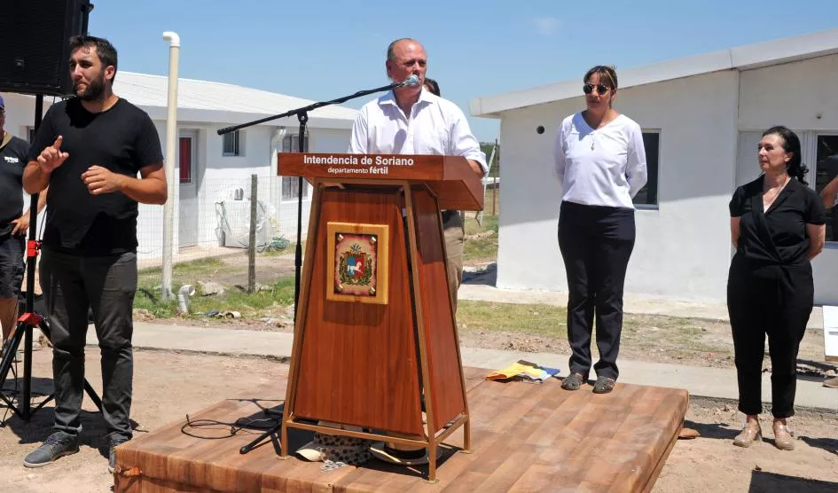 MVOT entrego viviendas de realojos en Mercedes
