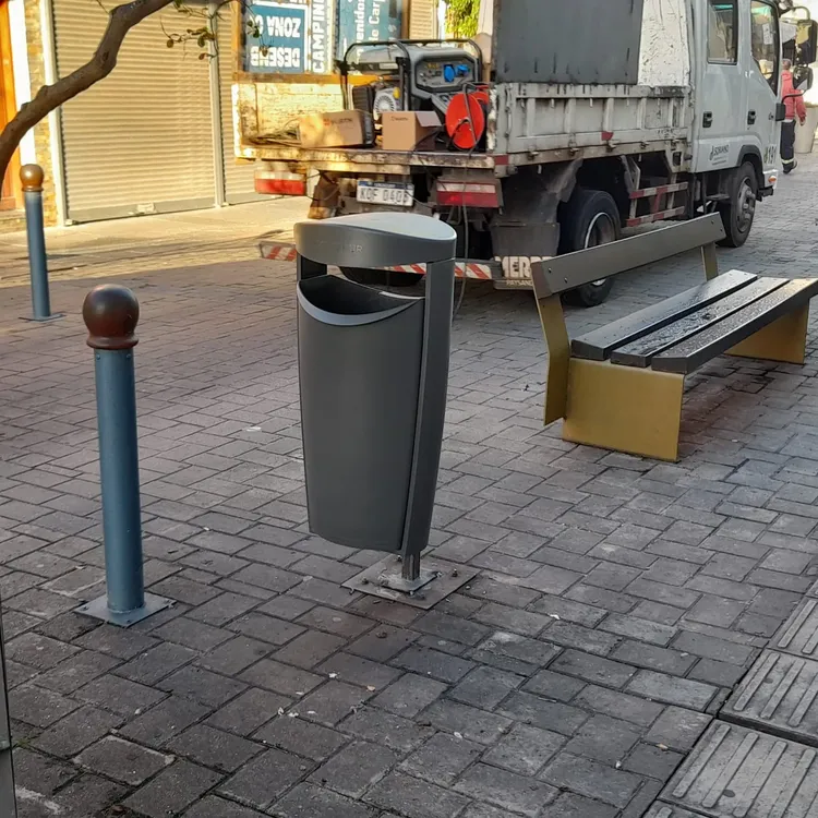 nuevas papeleras en semi peatonal