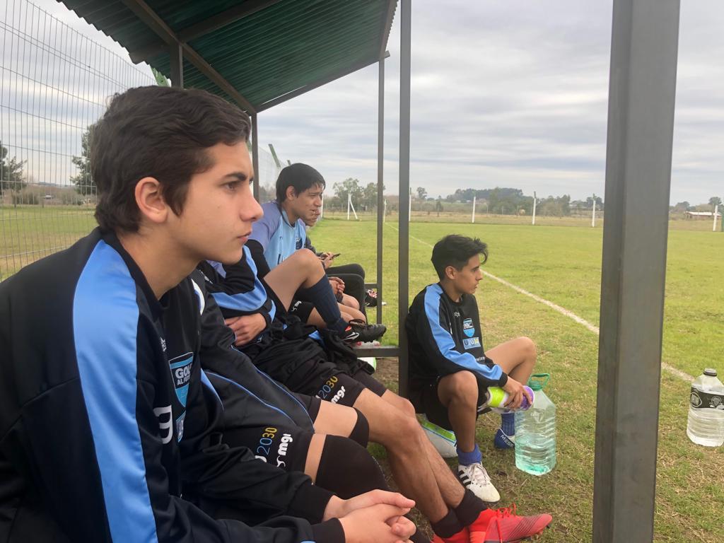 thumbnail_chicos de U 2030 frente a Plaza Colonia 2