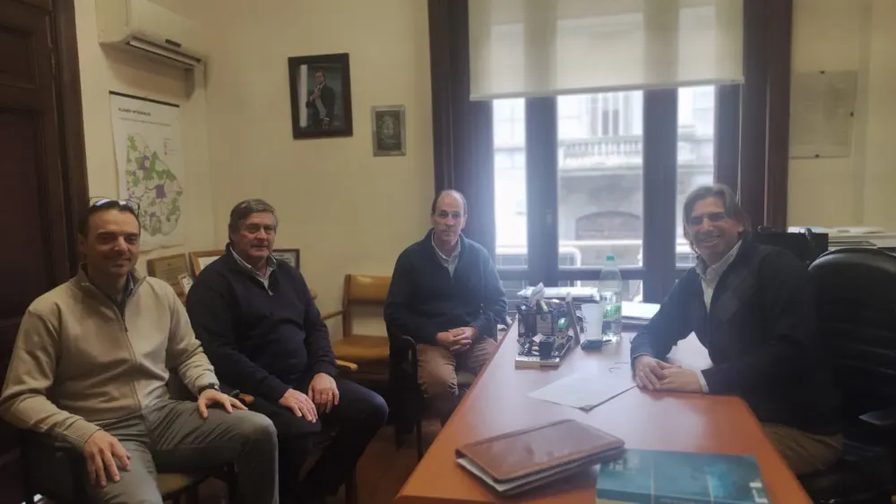 Besozzi con autoridades de MEVIR