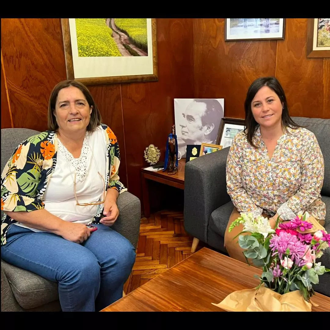 María junto a María Celia intendenta