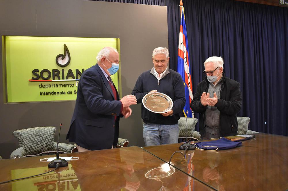 Bascou recibiendo reconocimiento de la Asoc. Patriótica del Uruguay