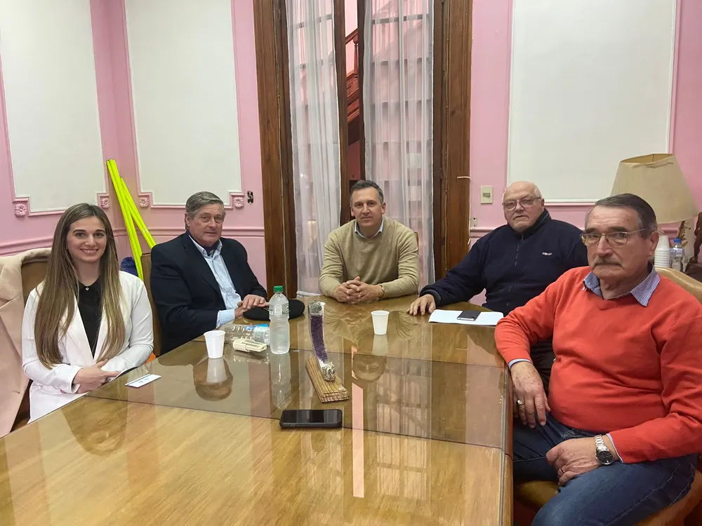Besozzi con autoridades de OFI