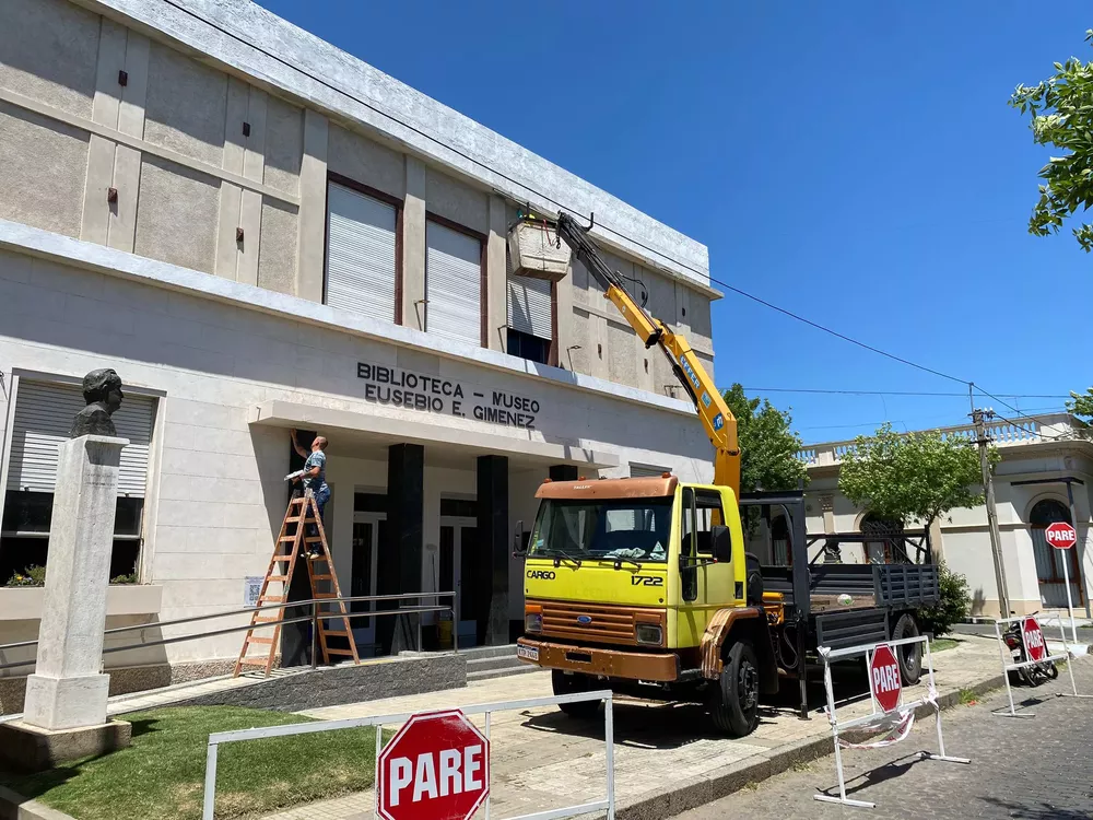 trabajos en fachada de biblioteca Giménez 1