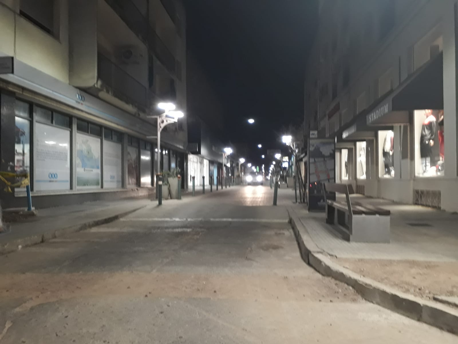 semipeatonal Mercedes en la noche