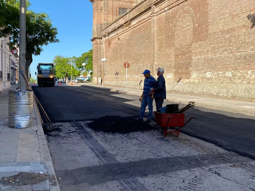 aplican carpeta asfáltica en calles de Dolores 1 (3)