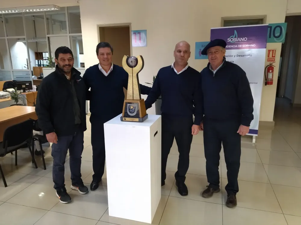 thumbnail_Copa OFI exhibida en Palacio Municipal