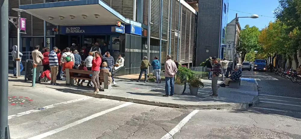 Colas en BROU Mercedes