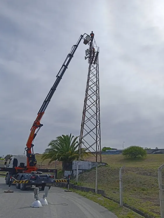 preparan instalación de sist. lumínico en estadio Köster - 1