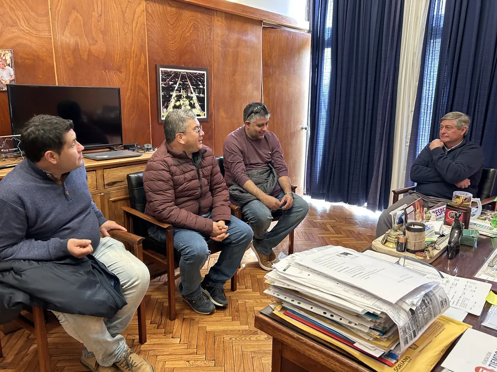 Besozzi con dirigentes Centro Papelero