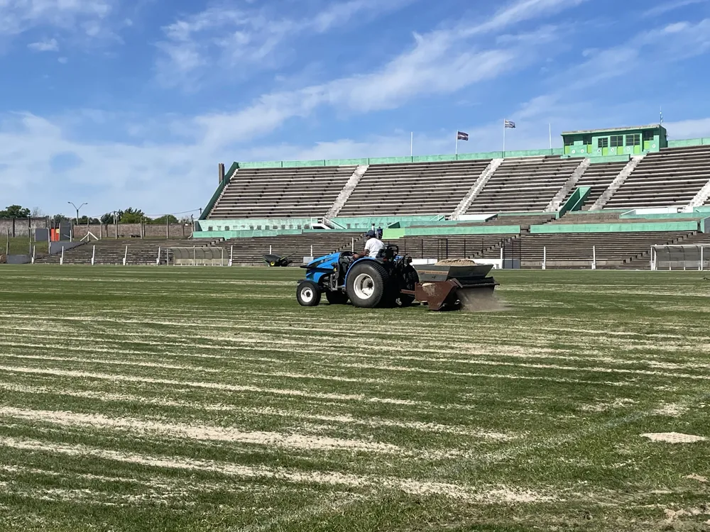 mantenimiento de campo de juego del estadio Köster - 1