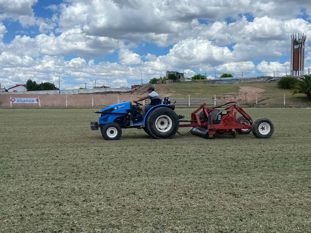 estadio Köster - proceso de aireado en cancha 2