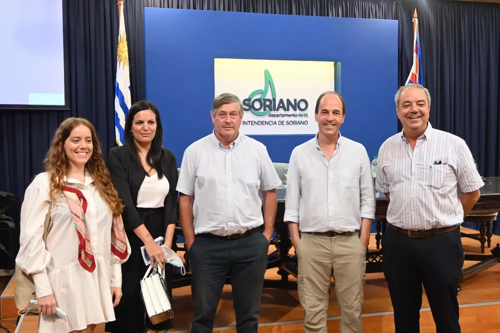 Besozzi con técnicos por proy. Complejo Deportivo Mercedes I