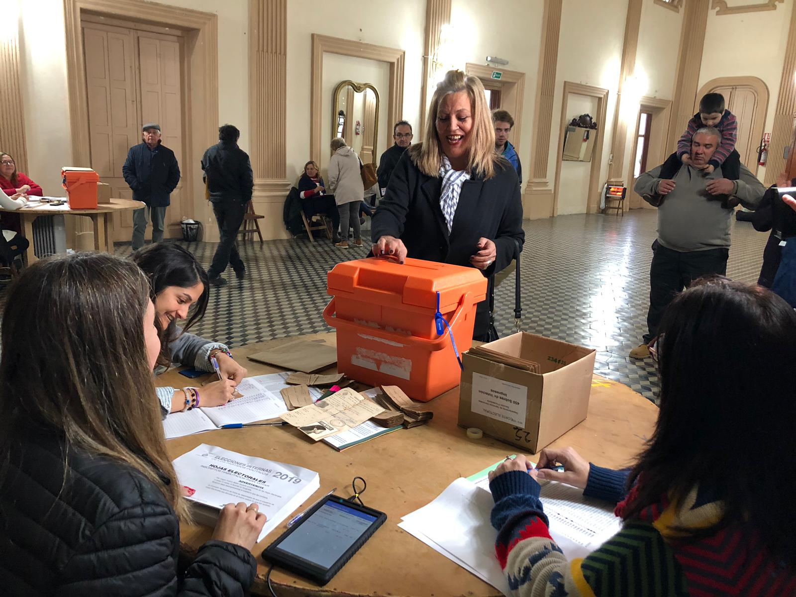 Sandra Rusch votando