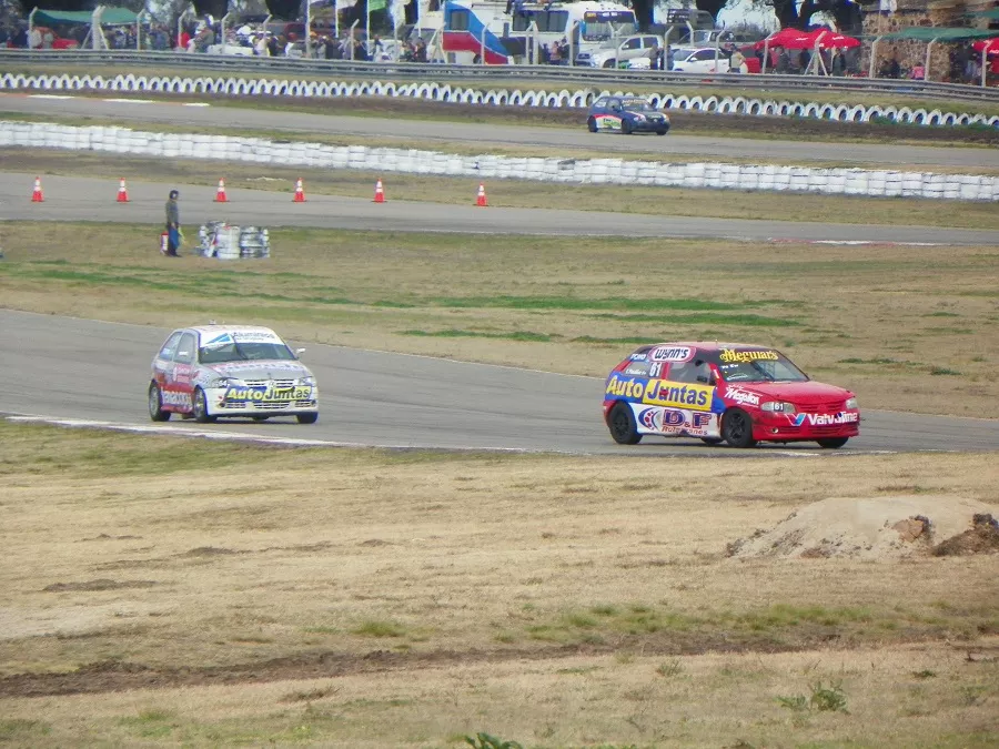 Salto automovil en polideportivo
