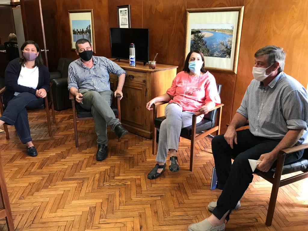 Intendente Besozzi en su despacho con la Diputada Maria Fajardo , Secretario General , Daniel Gastan y la Directora de Arquitectura, Maria Celia Barreiro