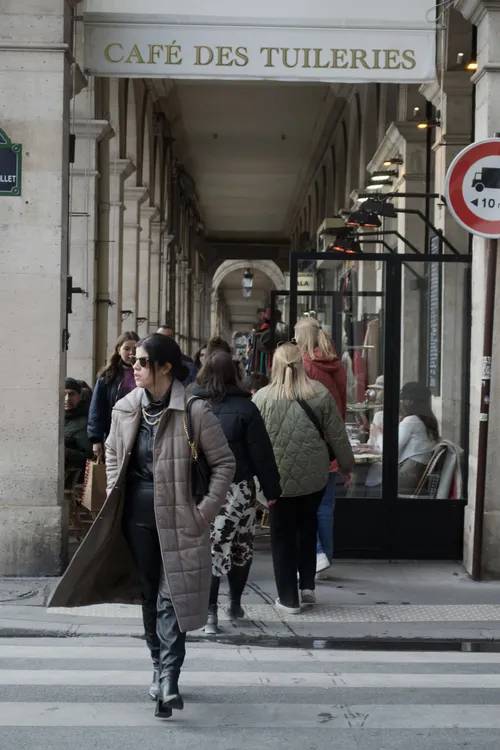 Julieta Rey - Paris street