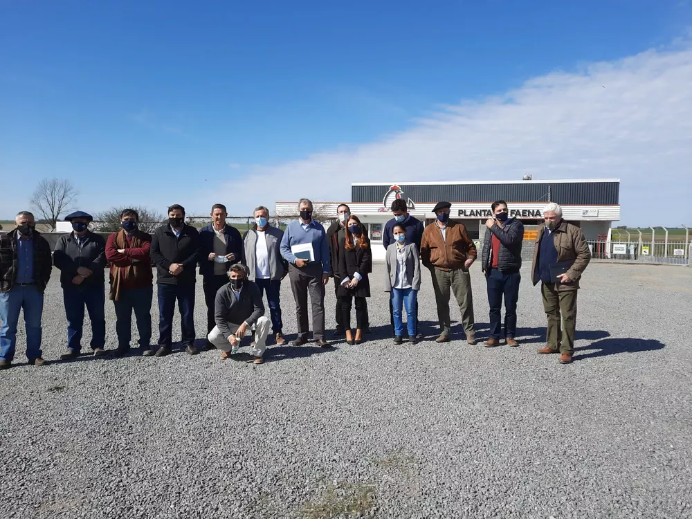 Bessozzi junto a Min. Mattos en Avícola del Campo I
