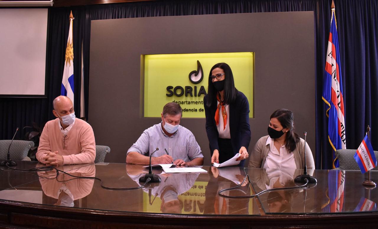 thumbnail_Besozzi firma contrato de obras de recambio de luminarias 1