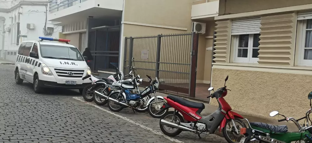 Policia en Fiscalía Mercedes (2)