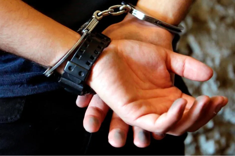 policial detenido