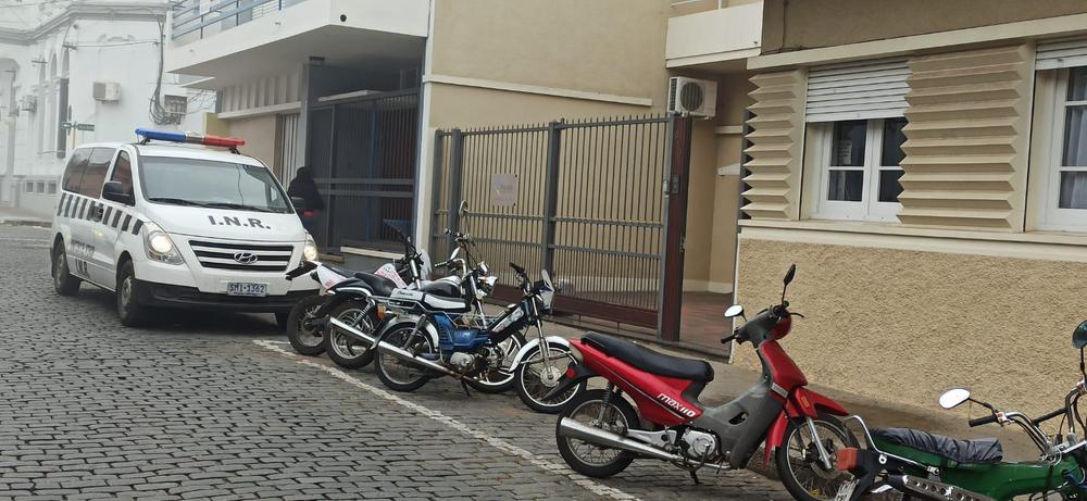 Policia en Fiscalía Mercedes (2)