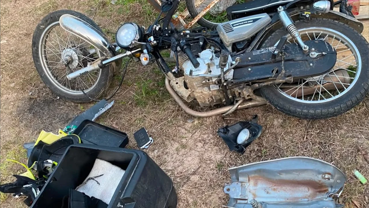 La moto en la que se conducía el joven fallecido