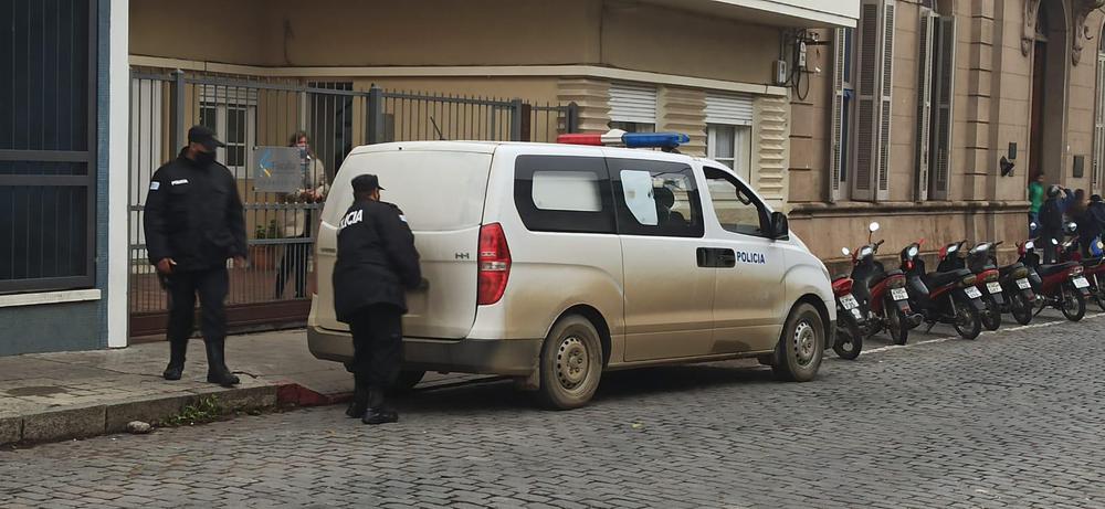Policia en Fiscalía Mercedes 341234132 (2)