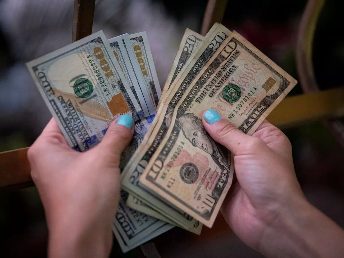dolares mujer ofrece