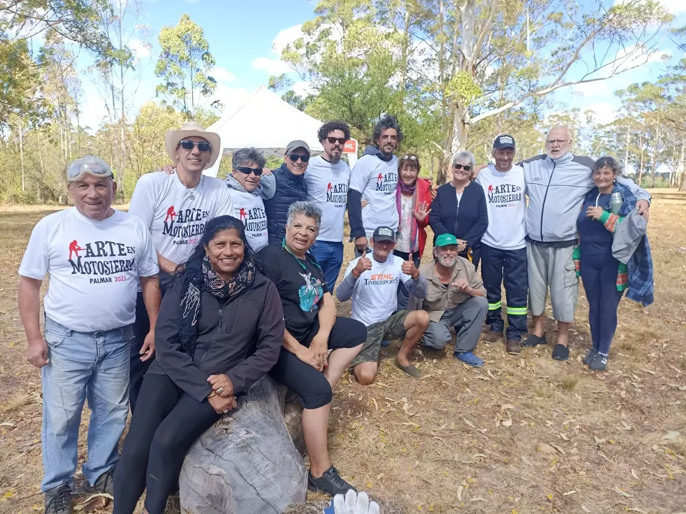 Elena Laguzzi junto a escultores en Palmar