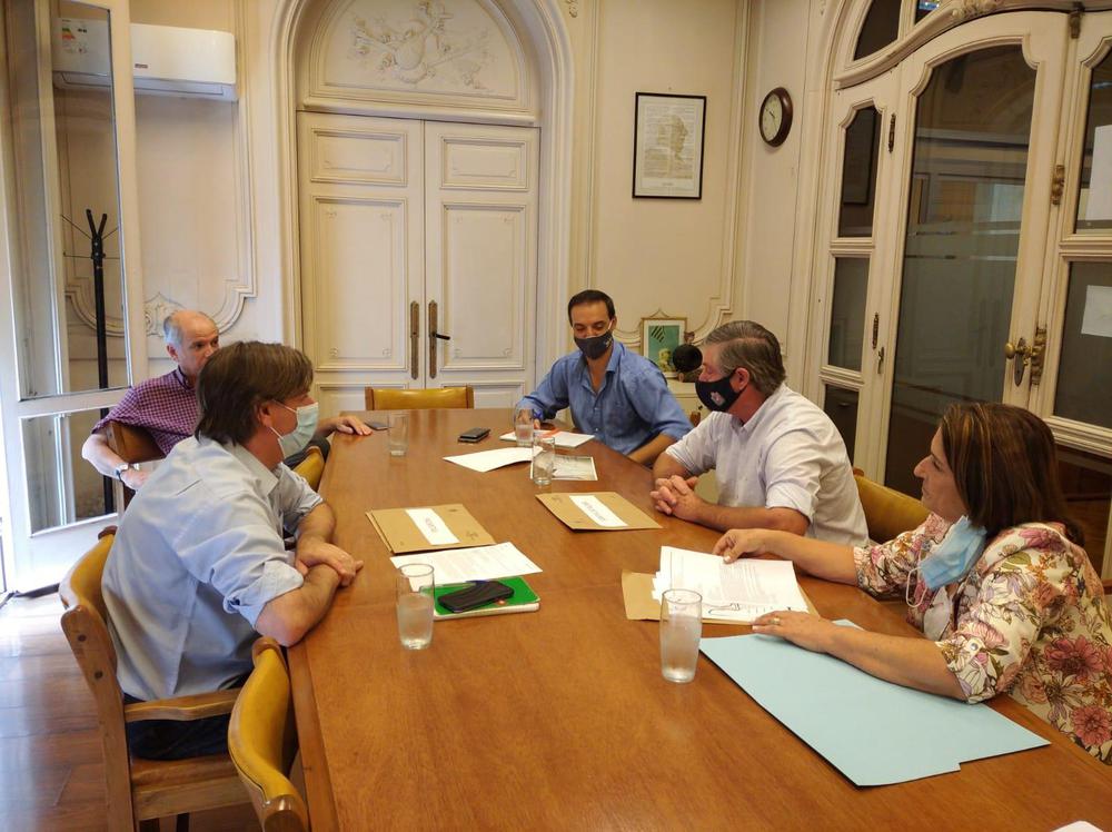 Besozzi y Fajardo con autoridades de MEVIR 1