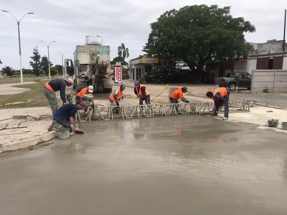 rotonda obelisco de Cardona - culminó aplicación de hormigón 1