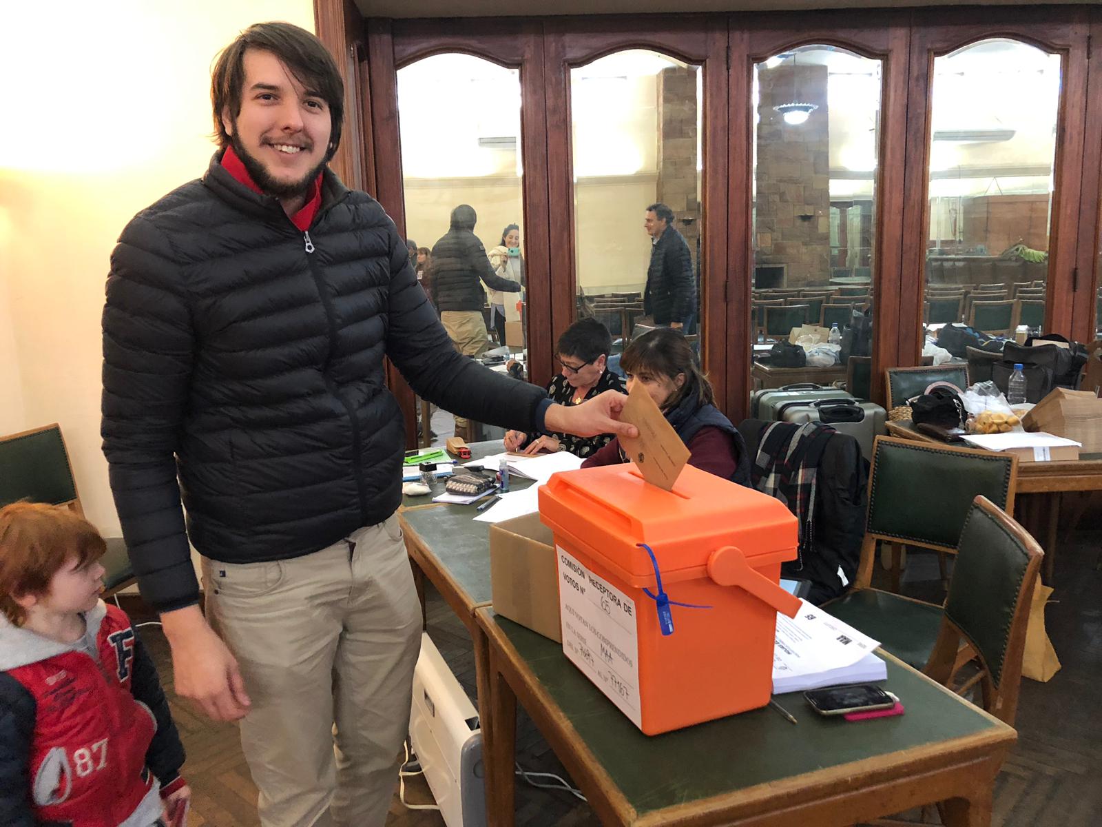 Santiago Fiorelli votando