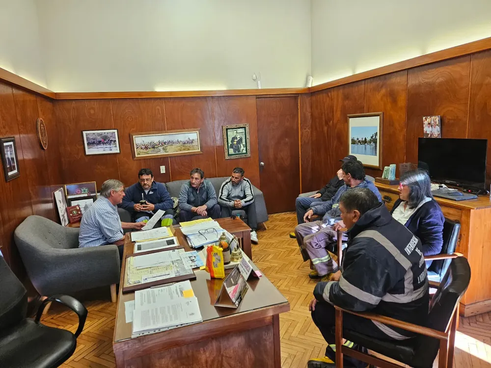 Besozzi con funcionarios municipales