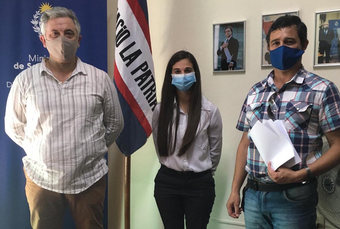 autoridades de Deportes con director de Salud