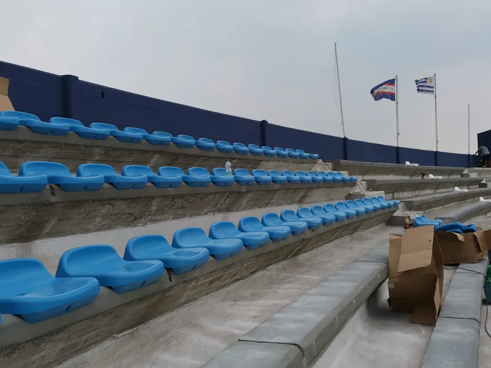 estadio Köster - instalan butacas - 1