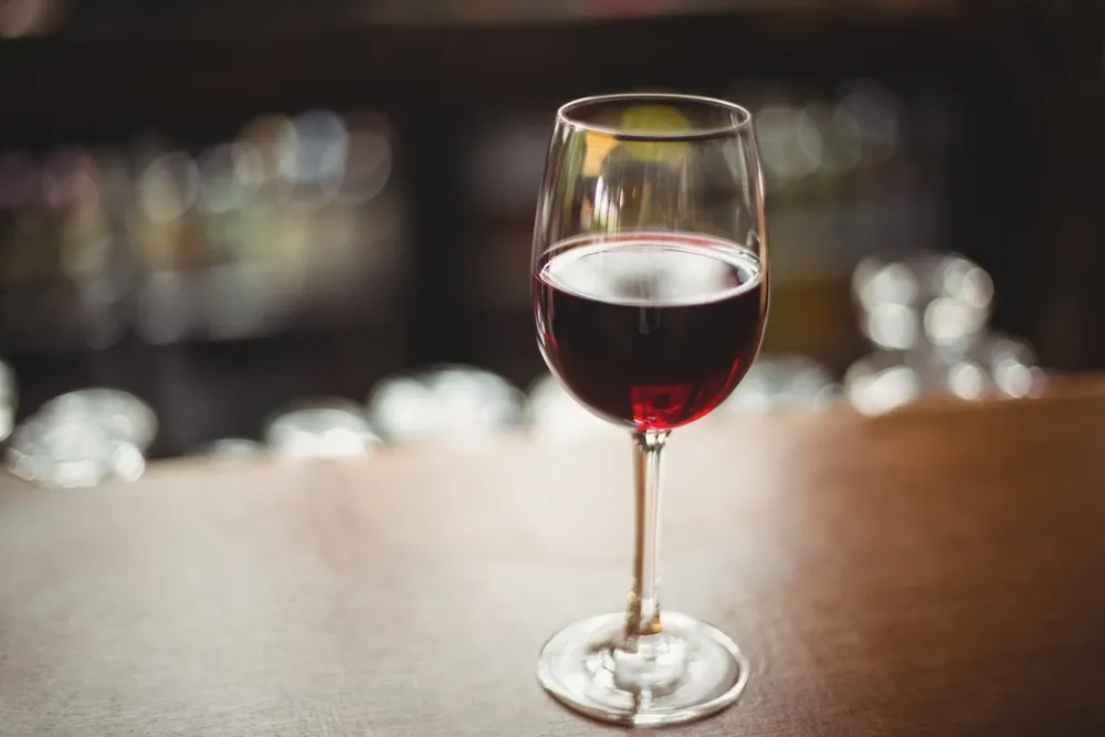close-up-de-vidrio-con-vino-tinto-en-la-mesa (2)
