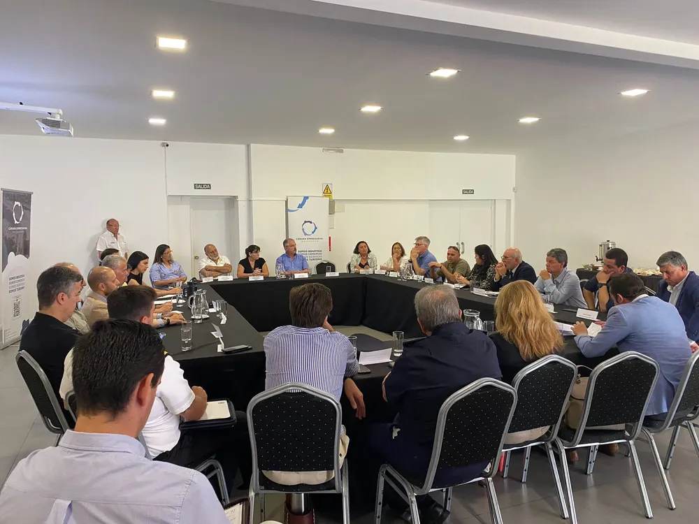 gremiales empresariales reunidas con autoridades de seguridad