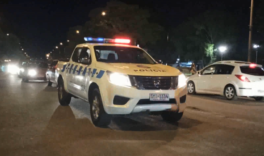 Policia haciendo recomendaciones en la rambla