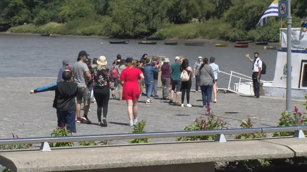 catamaran recibiendo visitantes