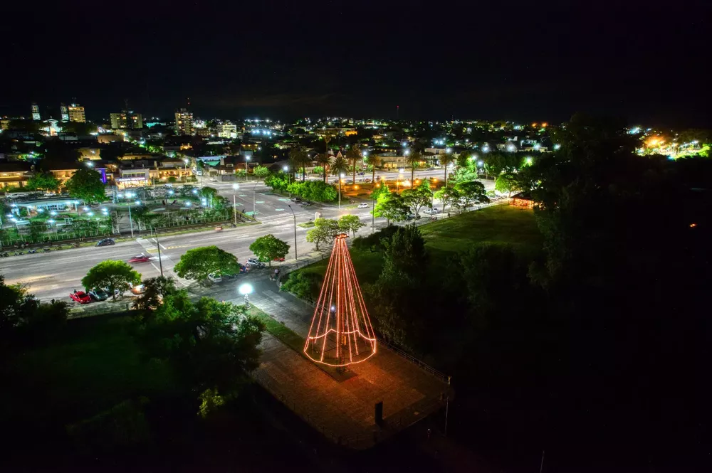 árbol navideño gigante en rambla de Mercedes 1